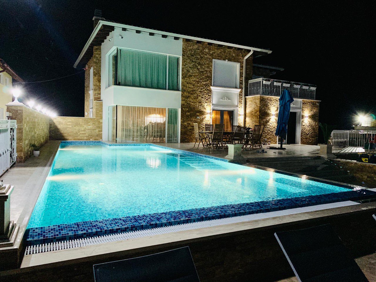 Vilă modernă P+1E cu piscină și camere tematice